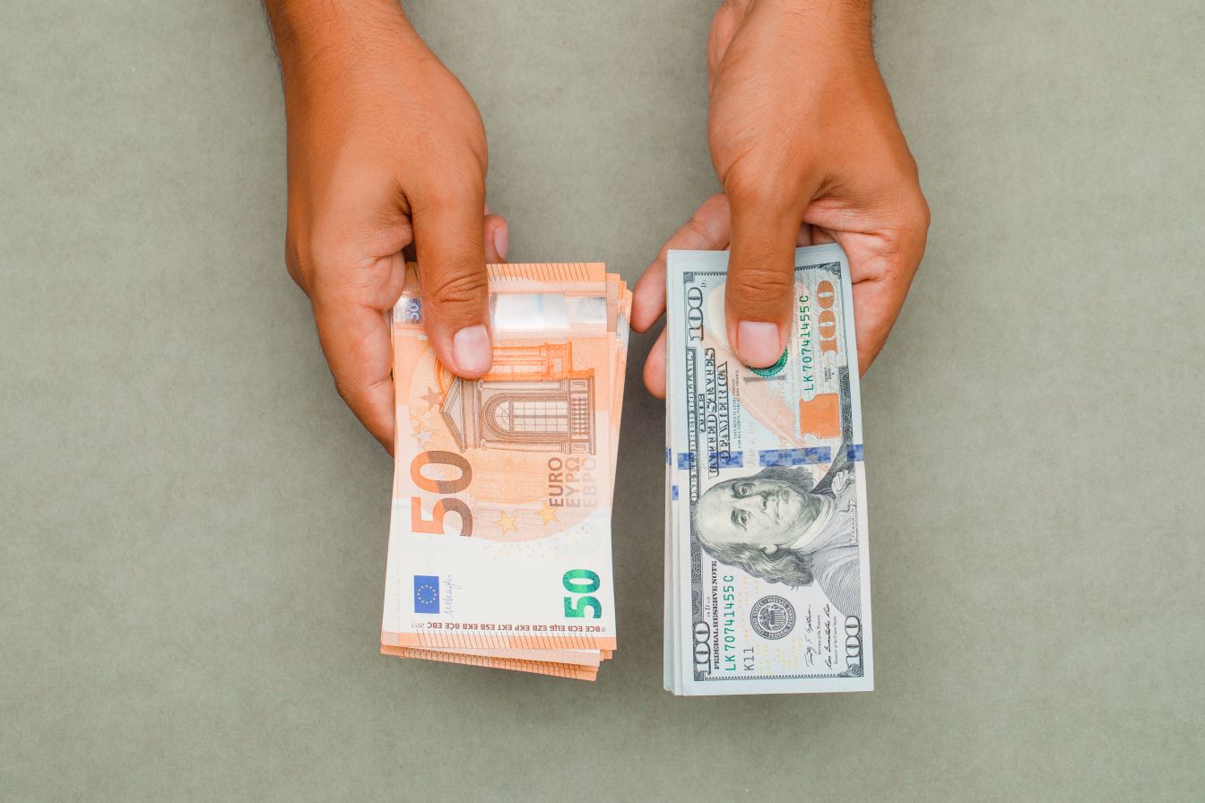 hands-holding-dollars-euros (1)